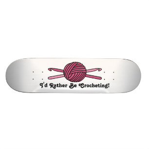 Roze band van garen en haakhaken skateboard