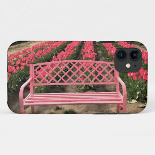 Roze bank met roze tulpen iPhone 11 hoesje