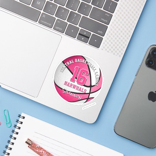 Roze basketbalteam kleurt meisjesteamnaam sticker (Laptop met iPhone)