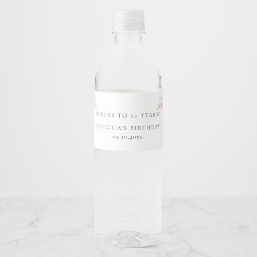 Roze Blauw Bloemen Elegant Script 60th Verjaardag Waterfles Etiket (Voorkant)