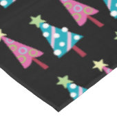 Roze & Blauw Vrolijke Kerstbomen Zwart Tafelkleed (Gekanteld)