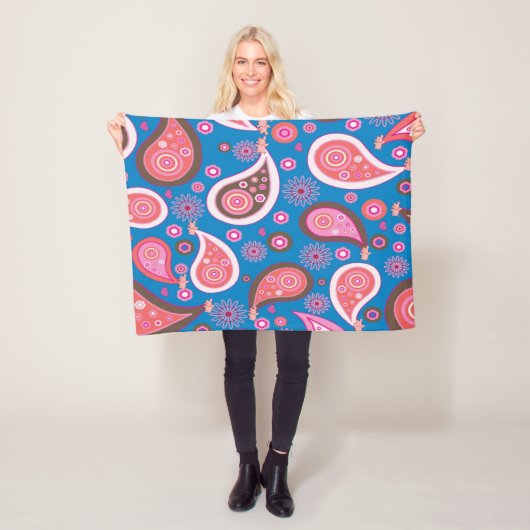 Roze blauwe paisleyband fleece deken (In situ)