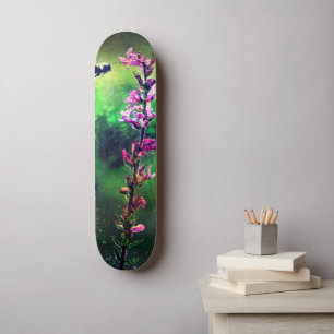 Roze bloem en bijen tegen het wereldskateboard skateboard