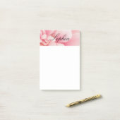Roze Bloem & Zwarte Script Naam Post-it® Notes (Op bureau)