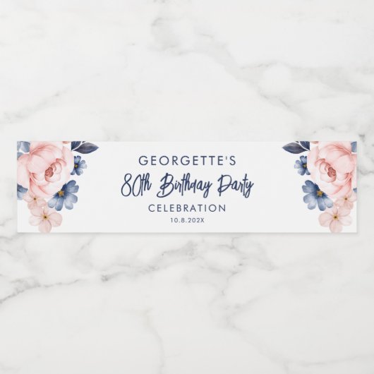 Roze Bloemen 80e Verjaardagsfeestje Script Viering Waterfles Etiket (Enkel label)