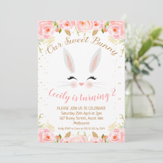 Roze Bloemen Bunny Gezicht Verjaardag Uitnodiging (Staand voorkant)