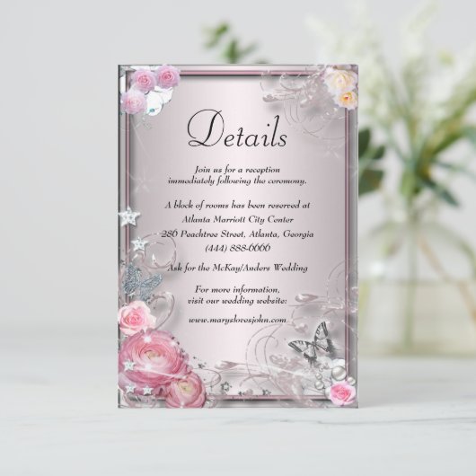 Roze bloemen en vlinder bruiloft details informatiekaartje (Staand voorkant)