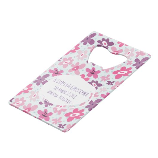 Roze bloemen gooien flinke patroonbruiloft uit kredietkaart flessenopener (Voorkant Gekanteld)