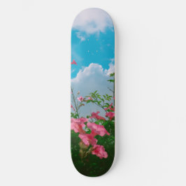 Roze Bloemen Onder Blauwe Hemel Met Wolken - Natuu Skateboard