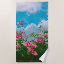 Roze Bloemen Onder Blauwe Hemel Met Wolken - Natuu Strandlaken