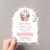 Roze Bloemen Sommige Bunny Wordt Een 1E Verjaardag Acryl Uitnodigingen (Insitu (Draagbaar))