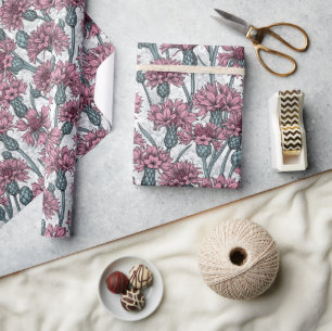 Roze bloemen, wilde bloemen op wit cadeaupapier