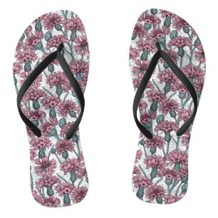 Roze bloemen, wilde bloemen op wit teenslippers