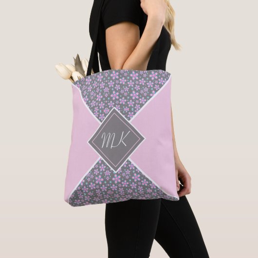 Roze bloemenkleur blok monogram draagtas (Dichtbij)