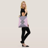 Roze bloemenkleur blok monogram draagtas (Op model)
