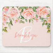 Roze Bloemige Rozen Script Monogram Muismat (Voorkant)