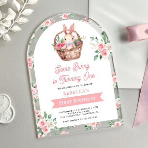 Roze bloemige Some Bunny wordt één 1e verjaardag Acryl Uitnodigingen