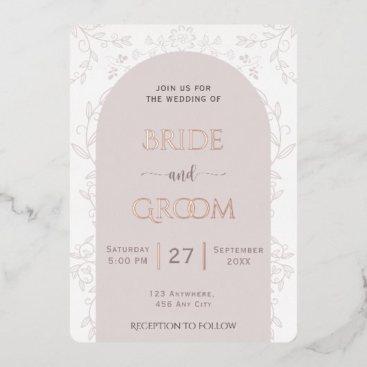 Roze bloemontwerp & gouden roos touch bruiloft folie uitnodiging (Voorkant)