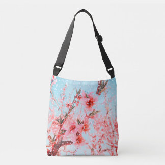 Roze bloesem en vliegende bloemblaadjes (of sneeuw crossbody tas