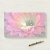 Roze cactus-bloem in de woestijn post-it® notes (Op bureau)