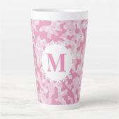 Roze Camouflage Monogram Initiaal Latte Mok (Voorkant)