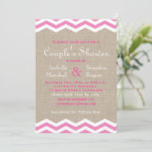 Roze Chevrons op Burlap Couple's Shower Invite Kaart (Staand voorkant)