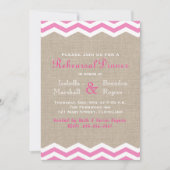Roze Chevrons op Burlap Rehearsal Dinner Invite Kaart (Voorkant)