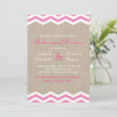 Roze Chevrons op Burlap Rehearsal Dinner Invite Kaart (Staand voorkant)
