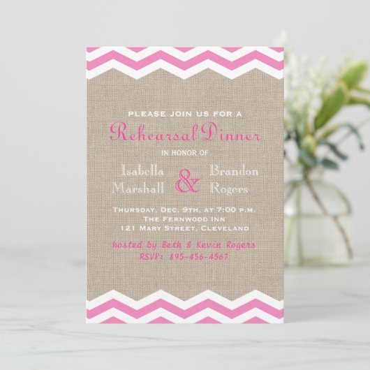 Roze Chevrons op Burlap Rehearsal Dinner Invite Kaart (Staand voorkant)