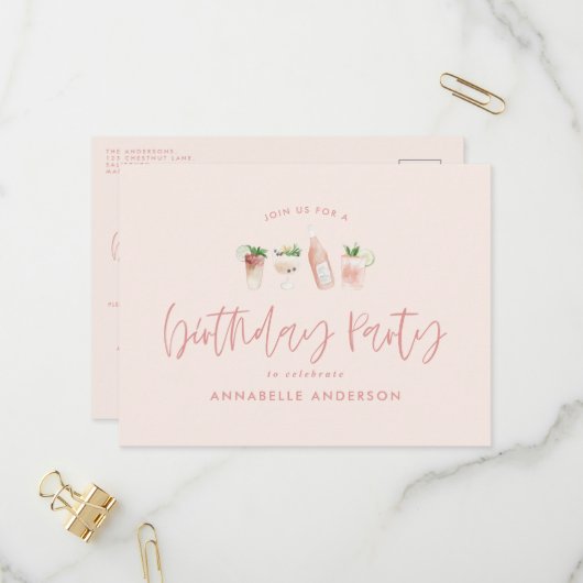 Roze cocktail verjaardagsfeestje met een meisjesac uitnodiging briefkaart (Voorkant / Achterkant in situ)