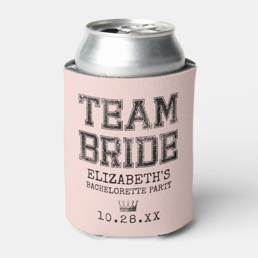 Roze Collegiate Team Bride Bachelorette Party Blikjeskoeler (Blikje Voorkant)