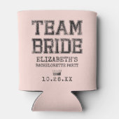 Roze Collegiate Team Bride Bachelorette Party Blikjeskoeler (Achterkant)