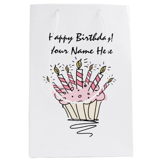 Roze cupcake met verjaardagskaarsen gepersonalisee medium cadeauzakje (Voorkant)