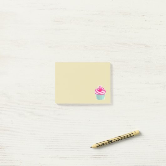Roze cupcake WIth Polka Dot Cherry Post-it® Notes (Op bureau)