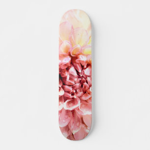 Roze dahlia-bloemkop dicht bij elkaar skateboard