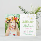 Roze Daisy Birthday Uitnodiging met foto (Staand voorkant)
