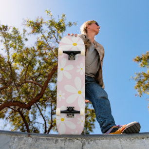 Roze Daisy Pattern Skateboard