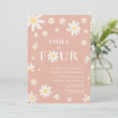 Roze Daisy Vierde 4e verjaardag uitnodiging Vier (Staand voorkant)