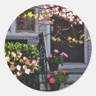 Roze Dogwood en Pots of Geraniums Ronde Sticker