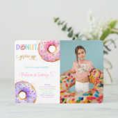 Roze Donut Verjaardagsfeestfoto Kaart (Staand voorkant)