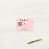 Roze eenvoudig baby shower q of code voeg naamteks post-it® notes (Op bureau)
