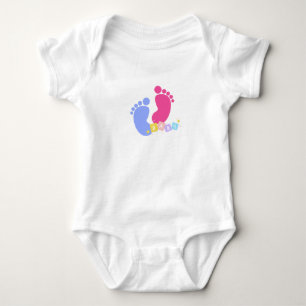 Roze en blauwe babyvoetafdrukken en blokken romper