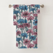 Roze en blauwe bloemen, wilde bloemen op wit bad handdoek (Insitu)