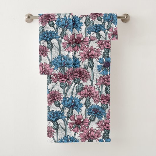Roze en blauwe bloemen, wilde bloemen op wit bad handdoek (Insitu)