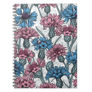 Roze en blauwe bloemen, wilde bloemen op wit notitieboek