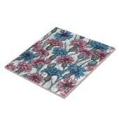 Roze en blauwe bloemen, wilde bloemen op wit tegeltje (Zijkant)