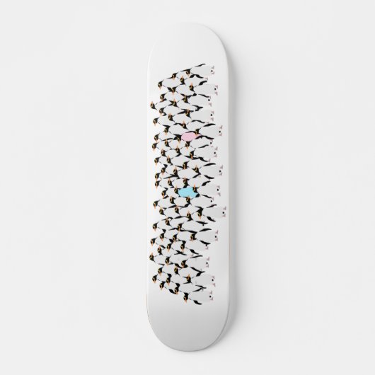 Roze en blauwe pinguïns die elkaars hand vasthoude skateboard (Voorkant)