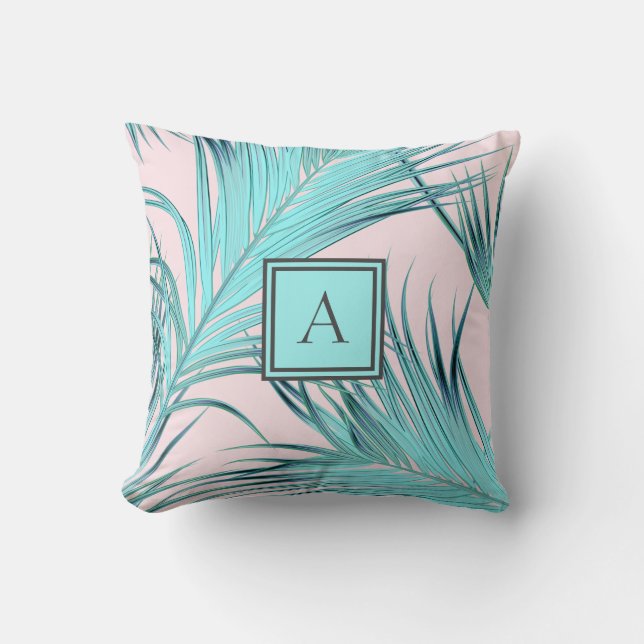 Roze en Blauwe Tropische Kustpalmen met Monogram Kussen (Voorkant)
