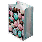 Roze en Blauwgroen Macaron Verjaardag Medium Cadeauzakje (Voorkant Gekanteld)