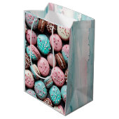 Roze en Blauwgroen Macaron Verjaardag Medium Cadeauzakje (Achterkant Gekanteld)